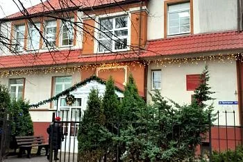 В Городской стоматологической поликлинике впервые в регионе установили скамью из переработанных бахил