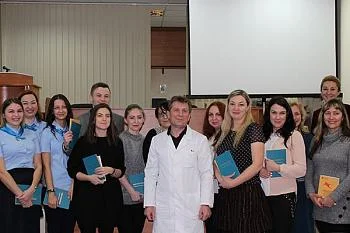 Удостоверения об окончании курса английского языка получили около тридцати медработников Удостоверения об окончании курса английского языка получили около тридцати медработников