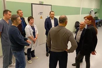 Группа специалистов из федеральных медицинских центров посетила онкологический центр Калининградской области Группа специалистов из федеральных медицинских центров посетила онкологический центр Калининградской области