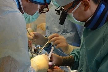 Специалисты калининградского федерального Центра высоких медицинских технологий спасли 85-летнего калининградца, выполнив ему две высокотехнологичных операции на сердце. Специалисты калининградского федерального Центра высоких медицинских технологий спасли 85-летнего калининградца, выполнив ему две высокотехнологичных операции на сердце.